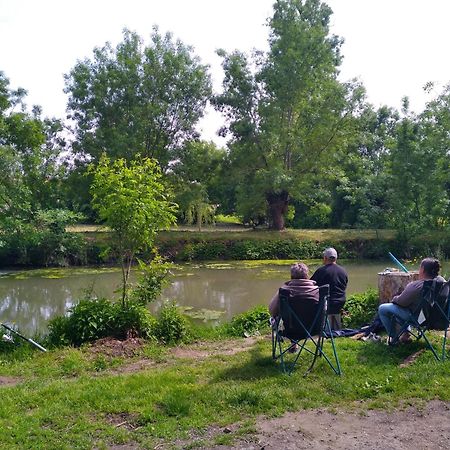 La Ferme Du Marais Poitevin - Roulotte Hotel Benet Bagian luar foto