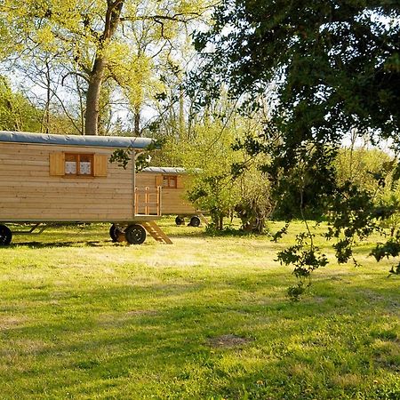 La Ferme Du Marais Poitevin - Roulotte Hotel Benet Bagian luar foto