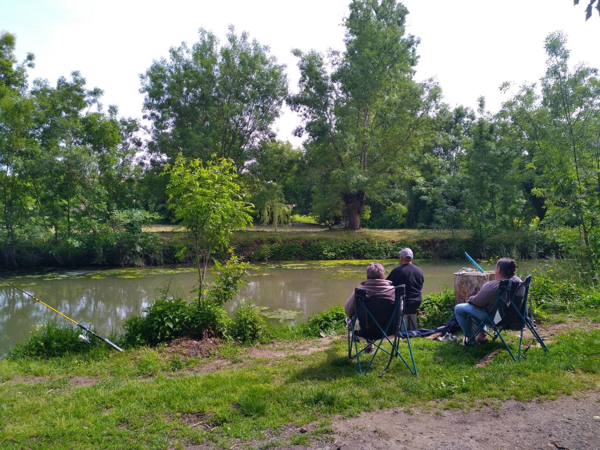 La Ferme Du Marais Poitevin - Roulotte Hotel Benet Bagian luar foto