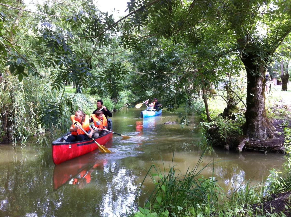 La Ferme Du Marais Poitevin - Roulotte Hotel Benet Bagian luar foto