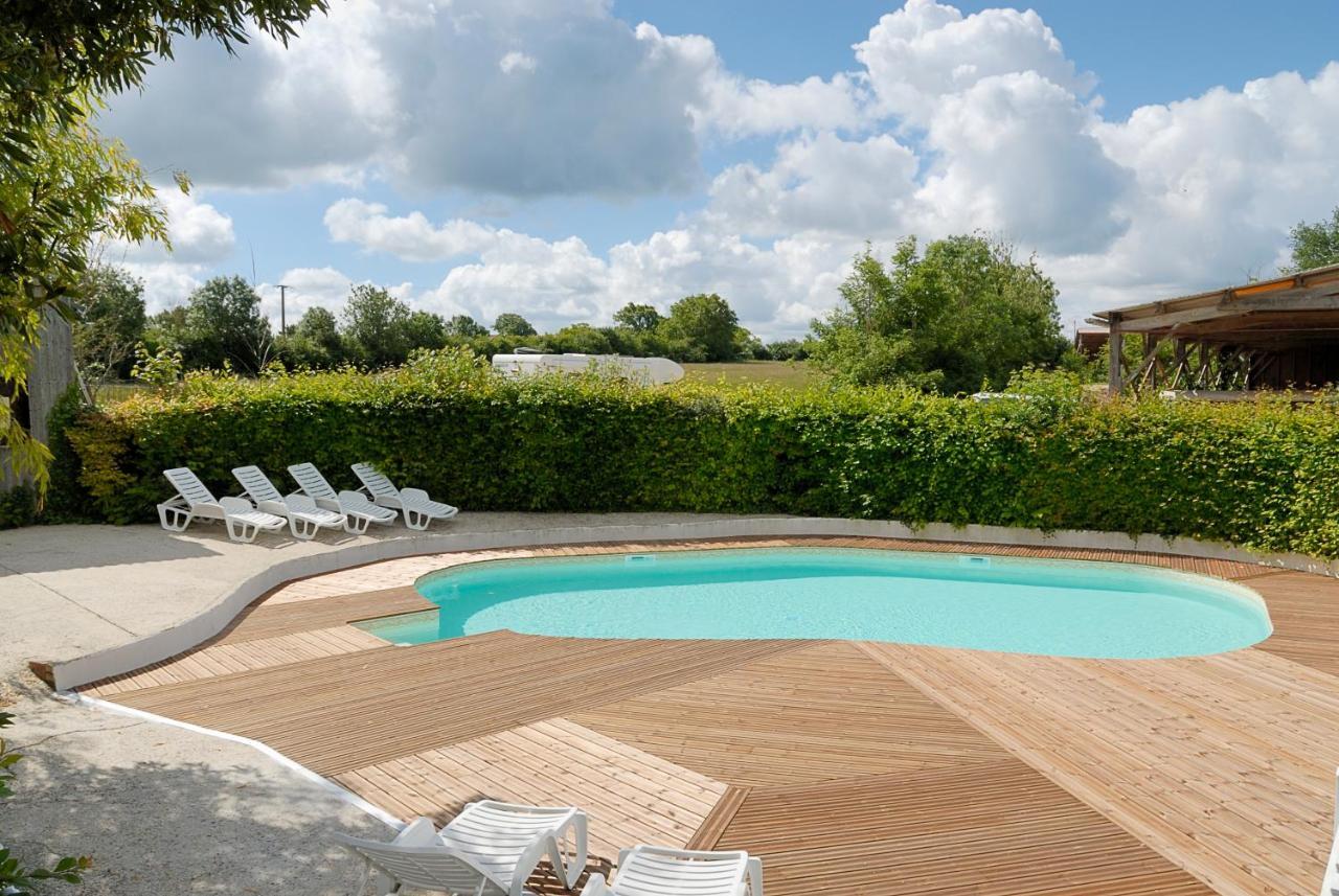 La Ferme Du Marais Poitevin - Roulotte Hotel Benet Bagian luar foto