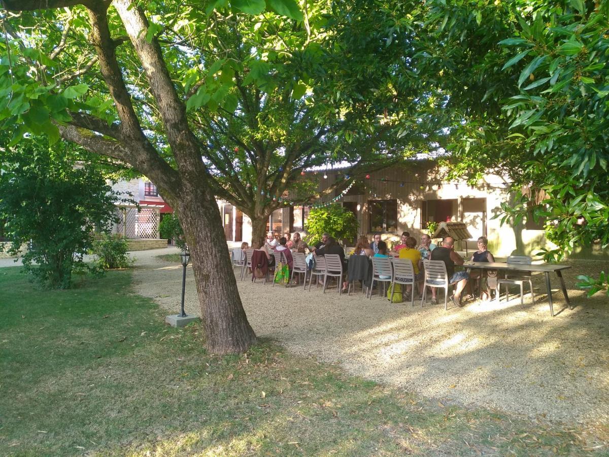 La Ferme Du Marais Poitevin - Roulotte Hotel Benet Bagian luar foto